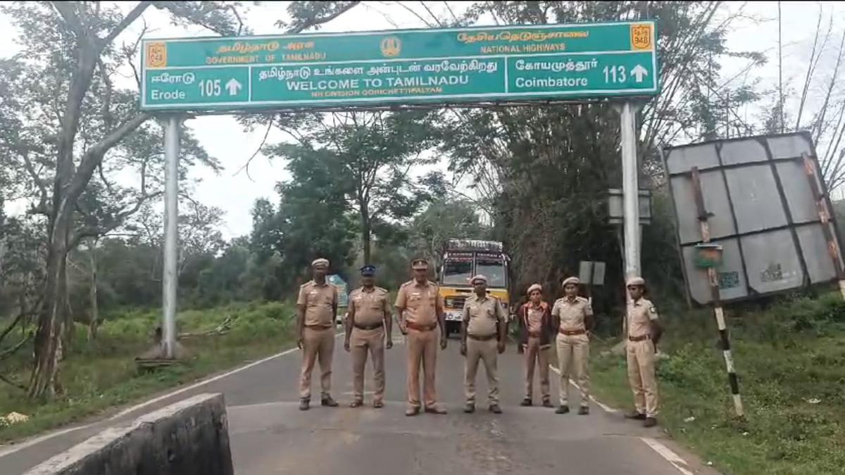 Bengaluru bandh | Vehicle movement disrupted at Tamil Nadu - Karnataka border near Hasanur in Erode