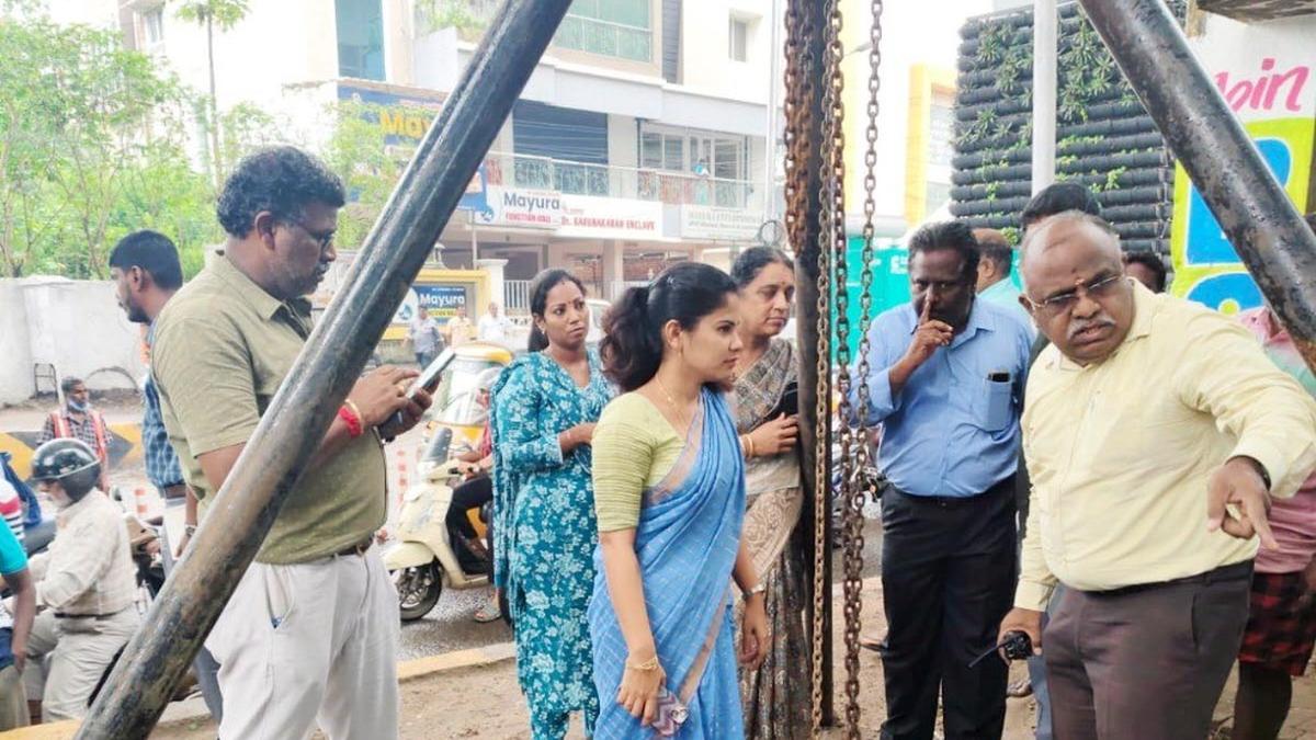 Chennai Mayor inspects flooded roads, instructs workers to bail out water