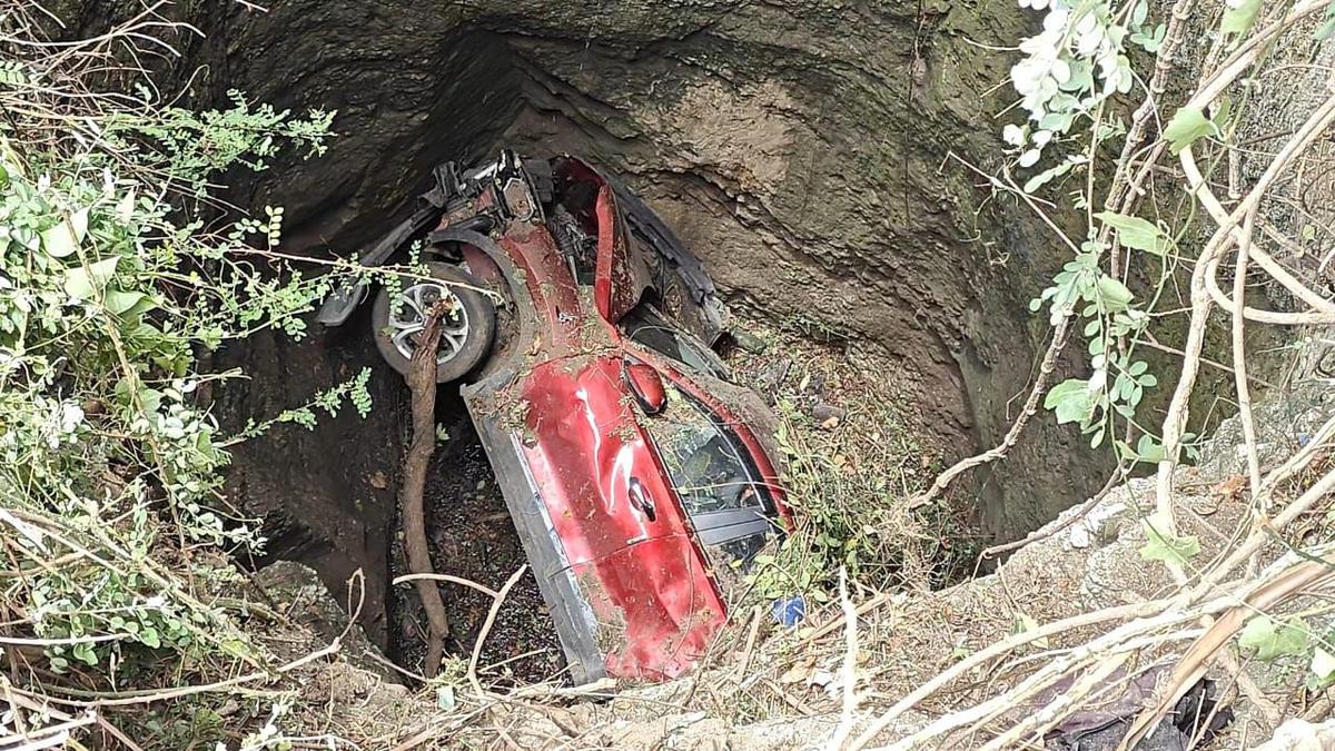 Car plunges into farm well, youth sustains injuries