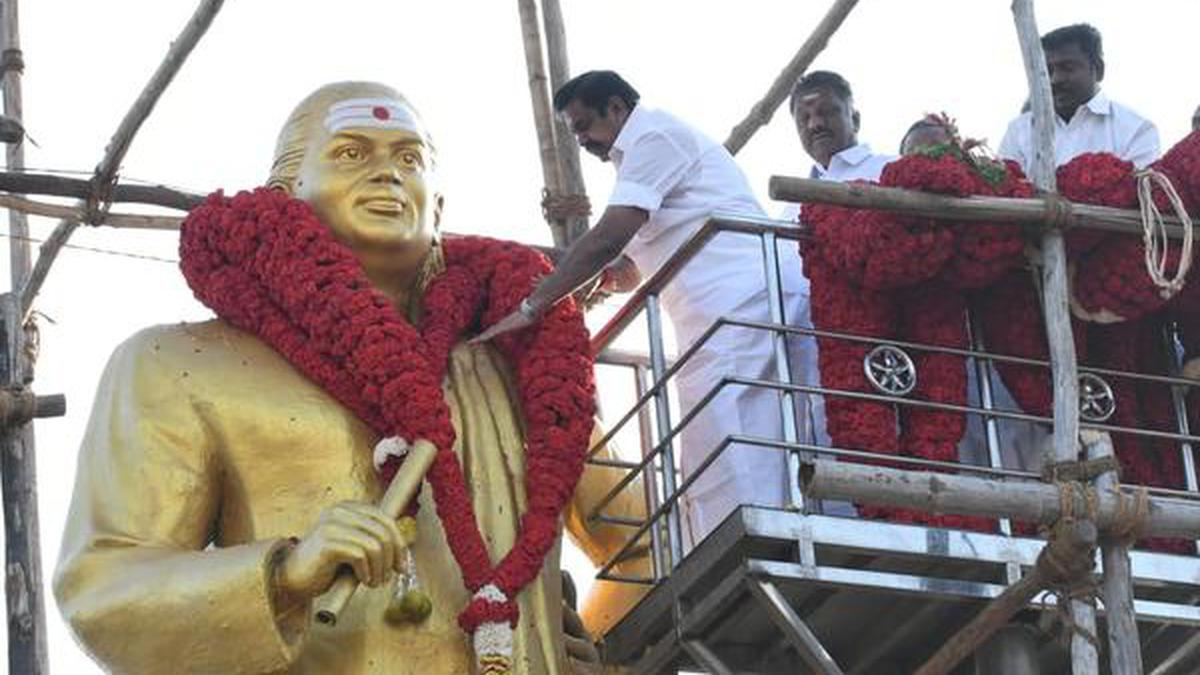 When flowers were used to hide Karunanidhi’s name - The Hindu