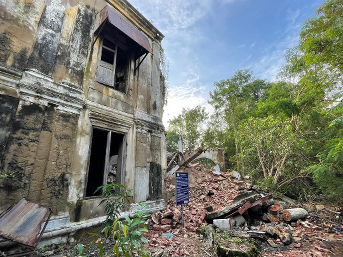 One of the oldest buildings in the Fort, the photographs of Last House show how the place has reached a point of collapse. 