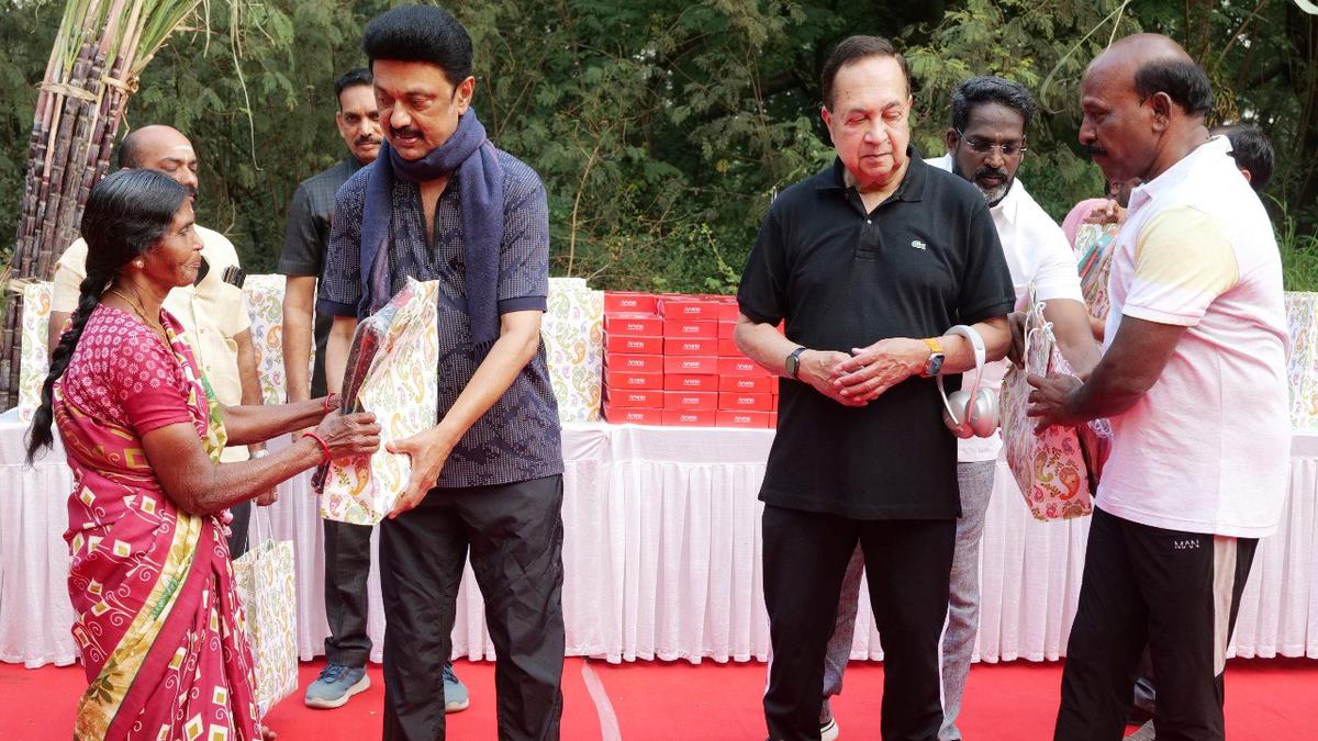 CM distributes Pongal gift to Theosophical Society workers