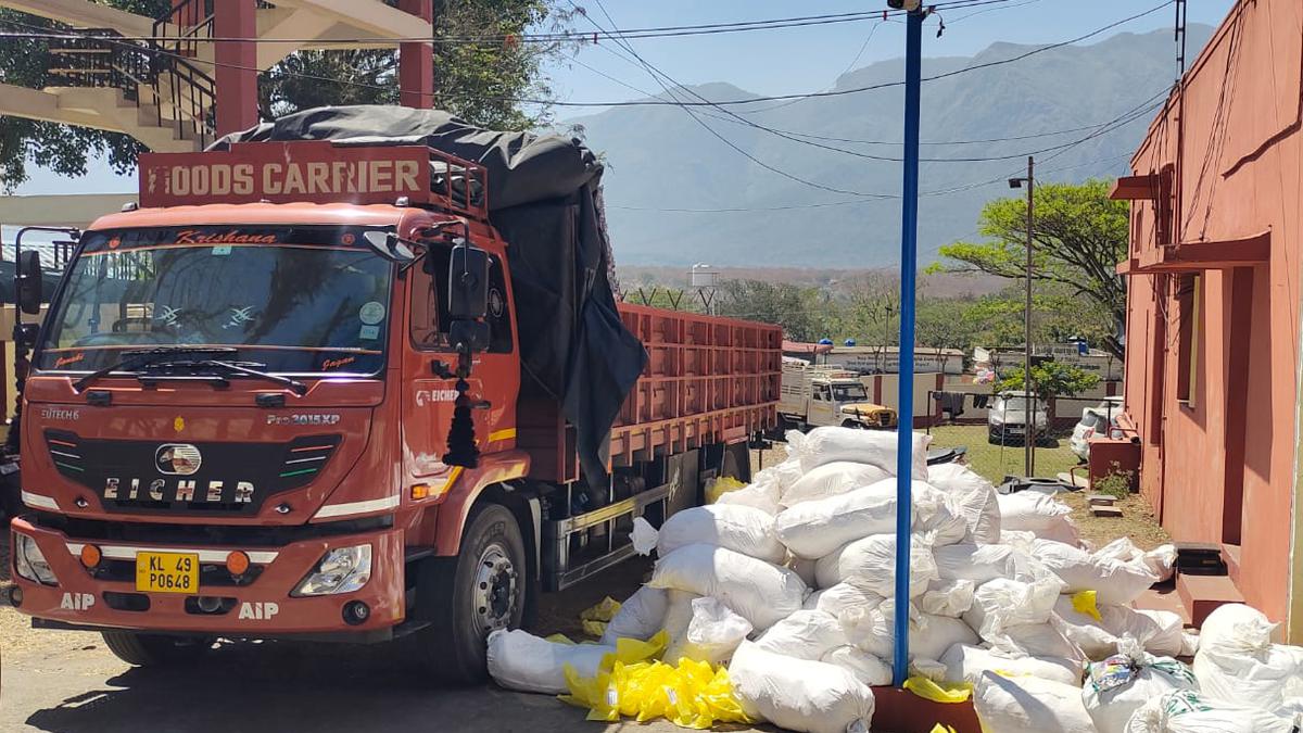 Nilgiris police intensify vehicle checks along T.N.-Karnataka border to curb smuggling of banned tobacco products
