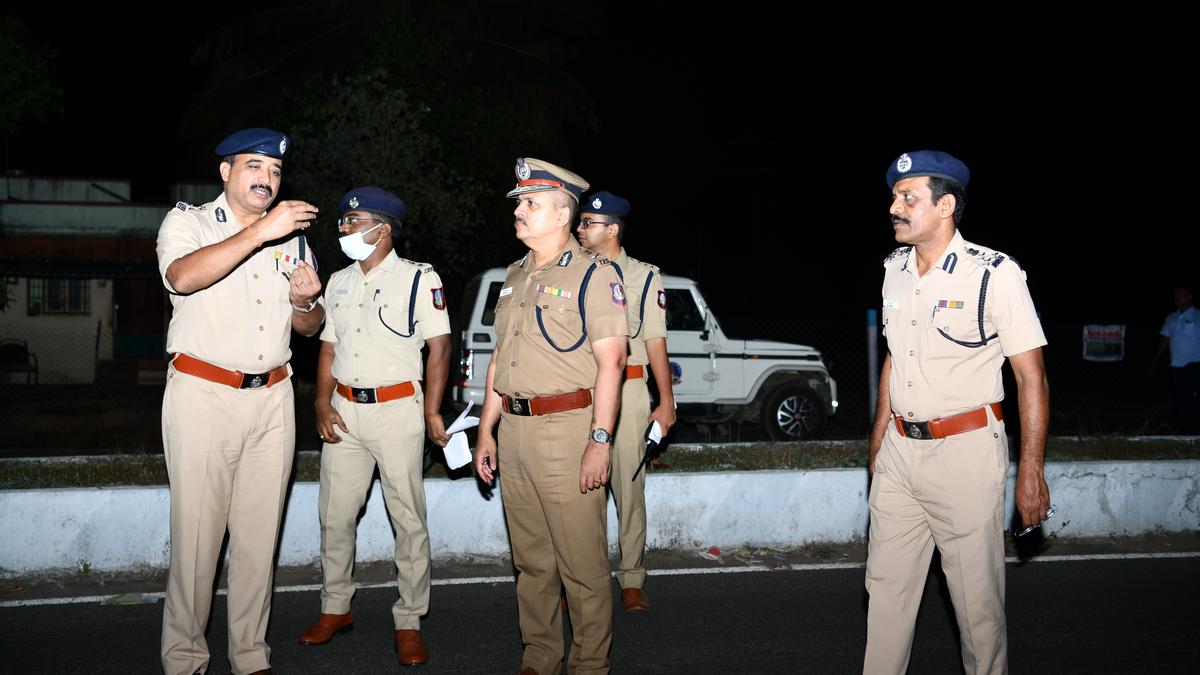 ADGP K. Shankar goes on night rounds in Tiruvallur, checks patrolling arrangements  