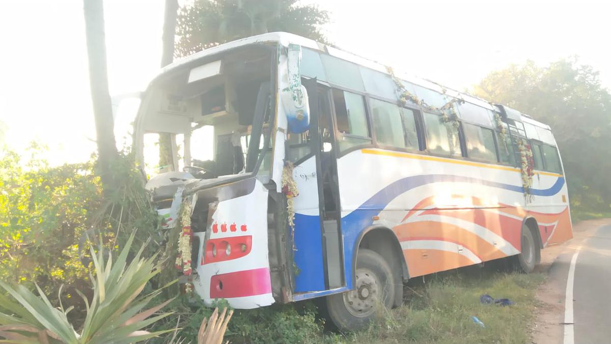14 injured after bus hits a palm tree near Ranipet