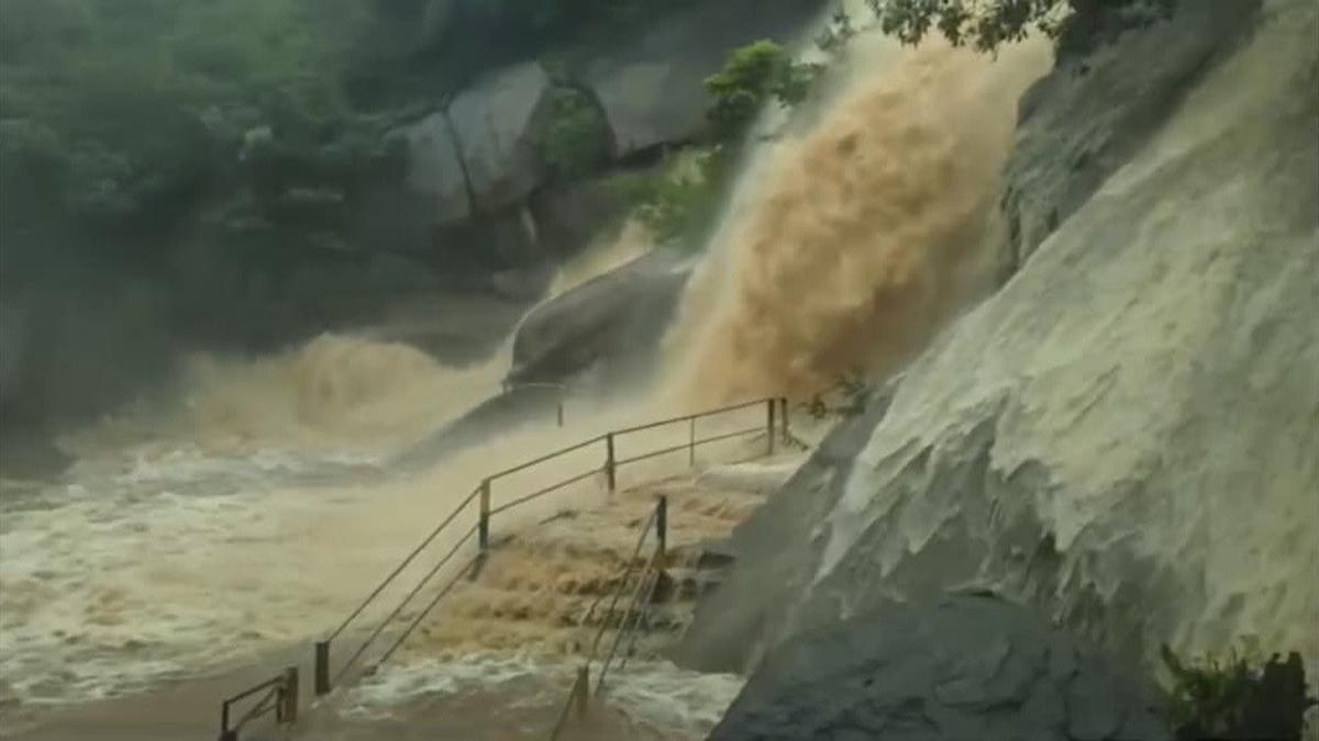 Tourists’ entry barred near Jalagamparai falls in Yelagiri Hills due to heavy flow