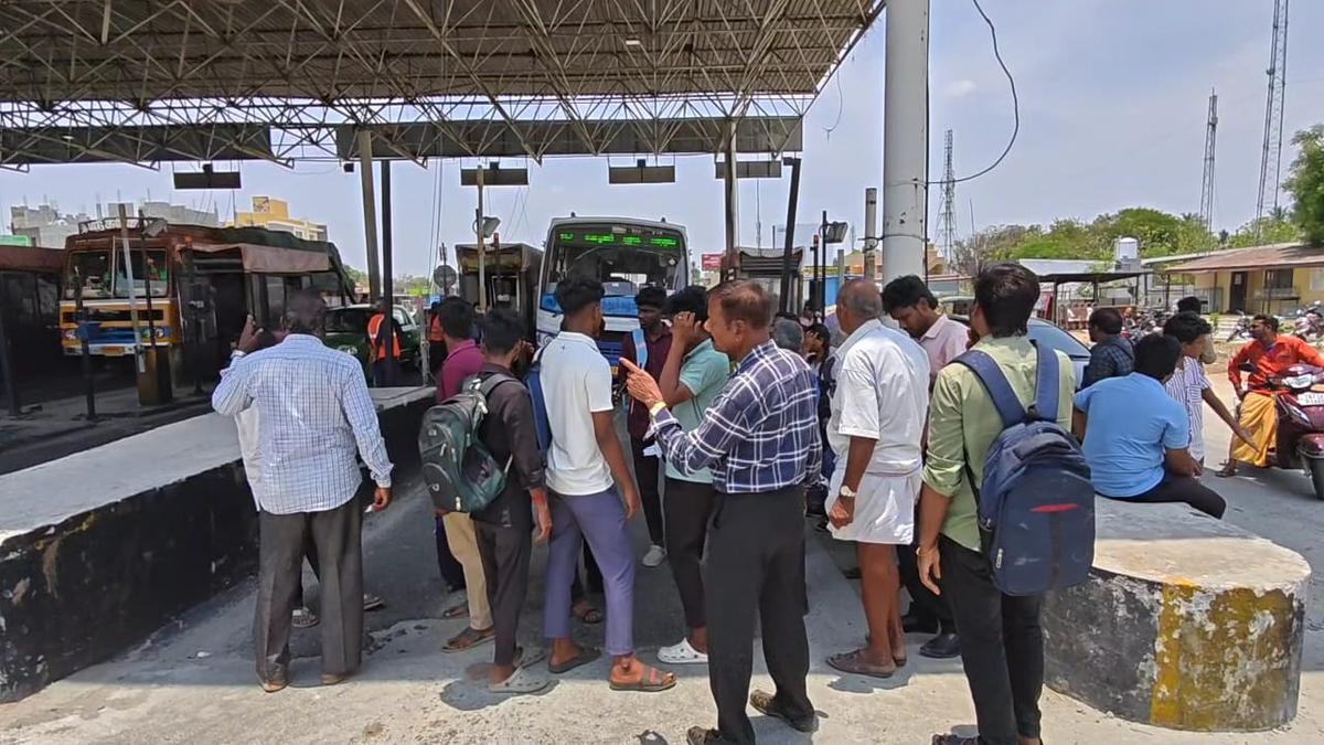Residents gherao toll plaza office on Chennai - Bengaluru Highway in Walajah demanding subway