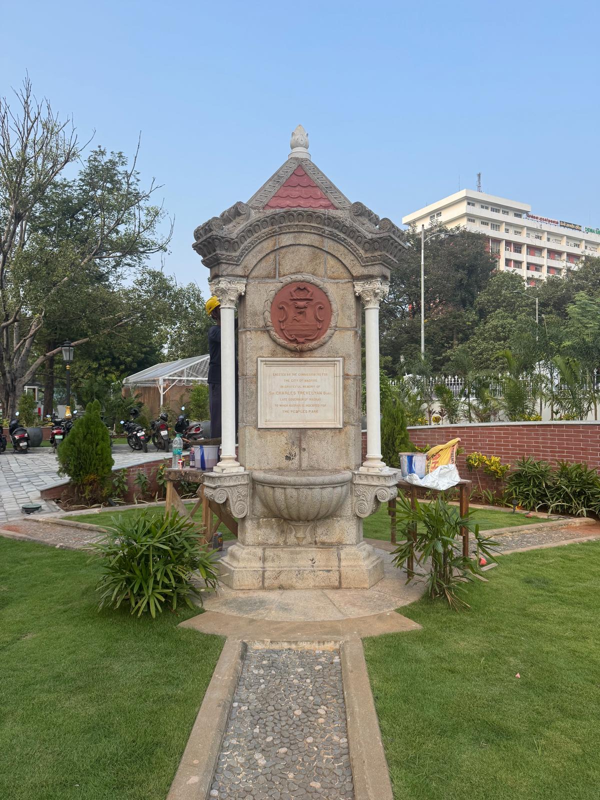 वीपी हॉल में त्रिकोणीय ट्रेवेलियन फाउंटेन पर पट्टिका वीपी हॉल में त्रिकोणीय ट्रेवेलियन फाउंटेन पर पट्टिका