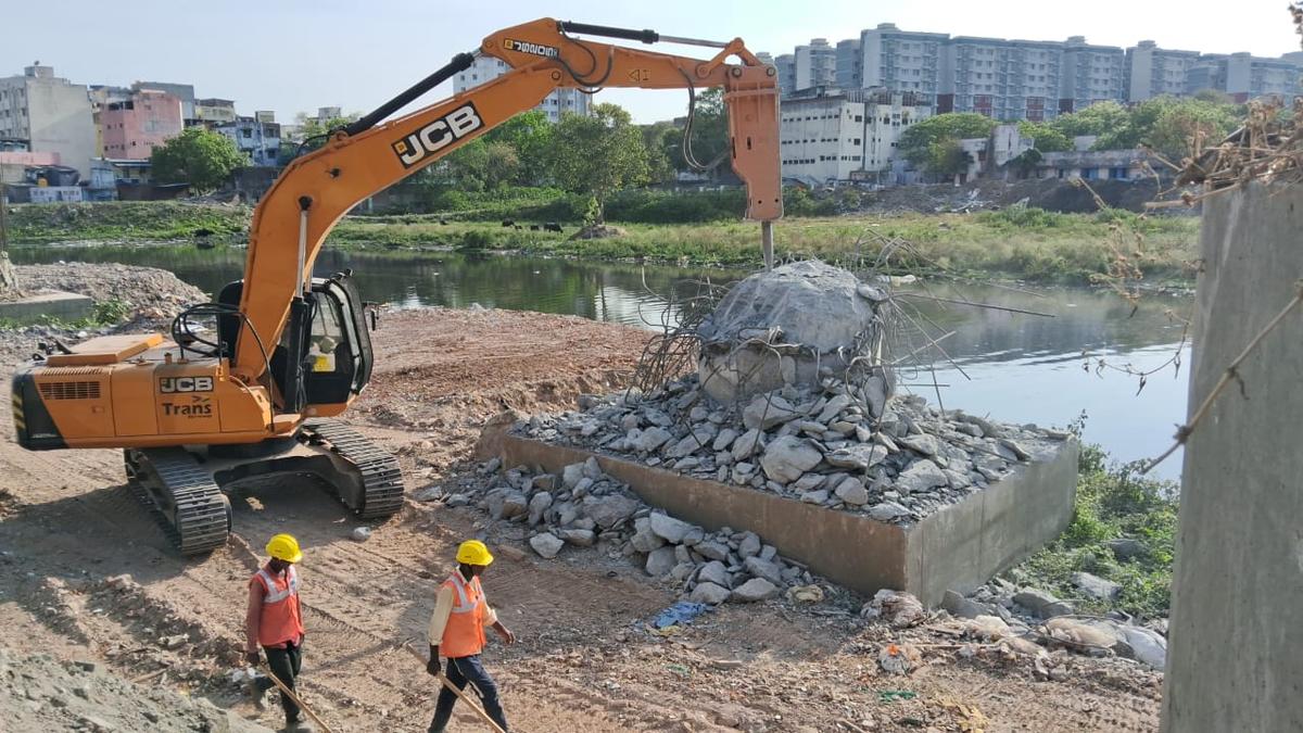 Piers being removed to make way for Chennai Port - Maduravoyal corridor