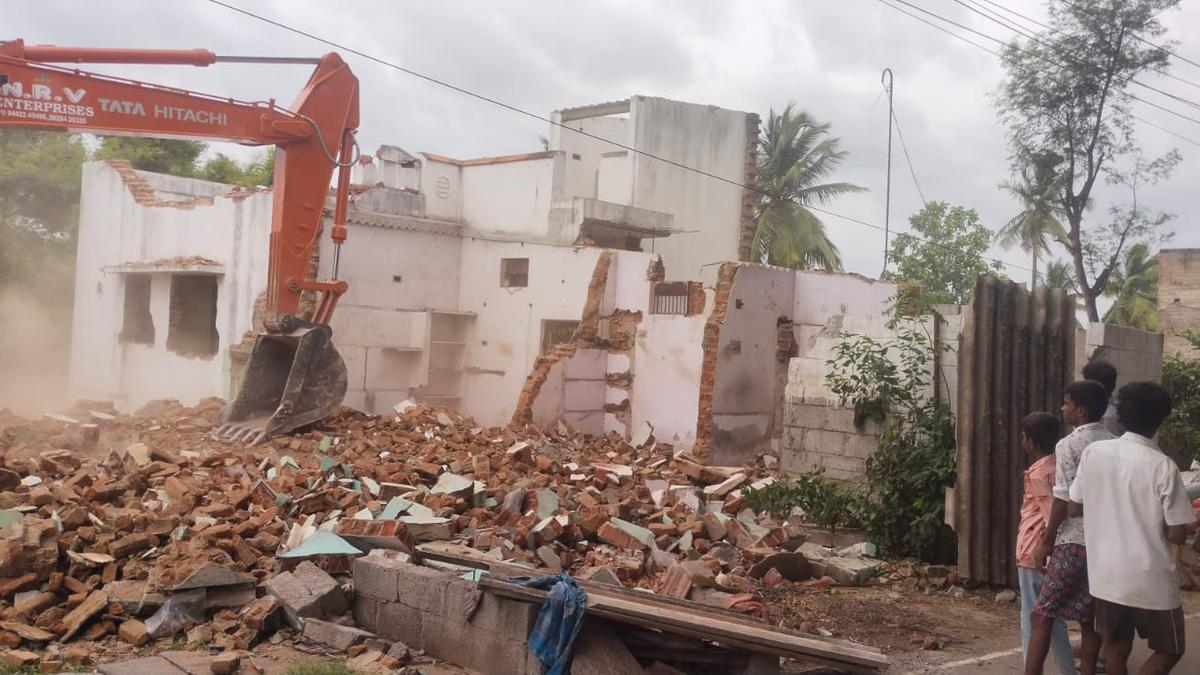 Demolition of encroachments along Kaundinya river in Gudiyatham begins
