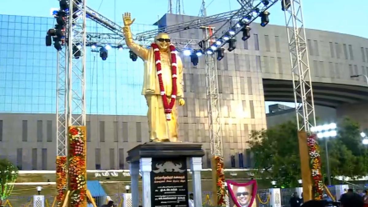 VicePresident Venkaiah Naidu unveils Karunanidhi statue in Chennai