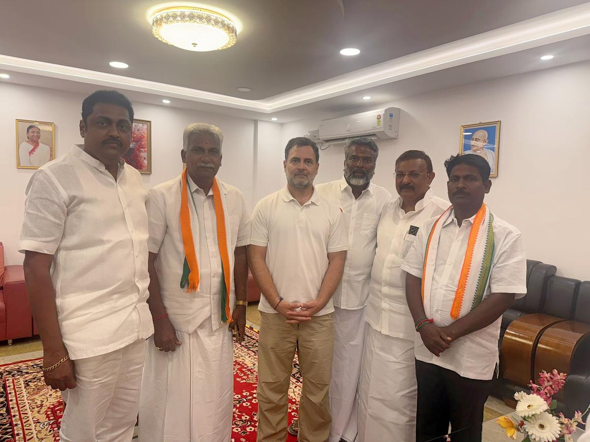 Five ‘rebel’ candidates of Congress in fray against DMK and VCK get audience with Rahul Gandhi at airport