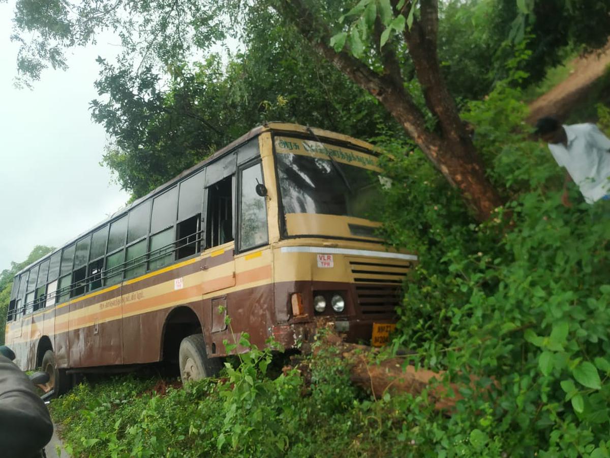 Villagers block road after bus hits tree injuring commuters near Tirupattur