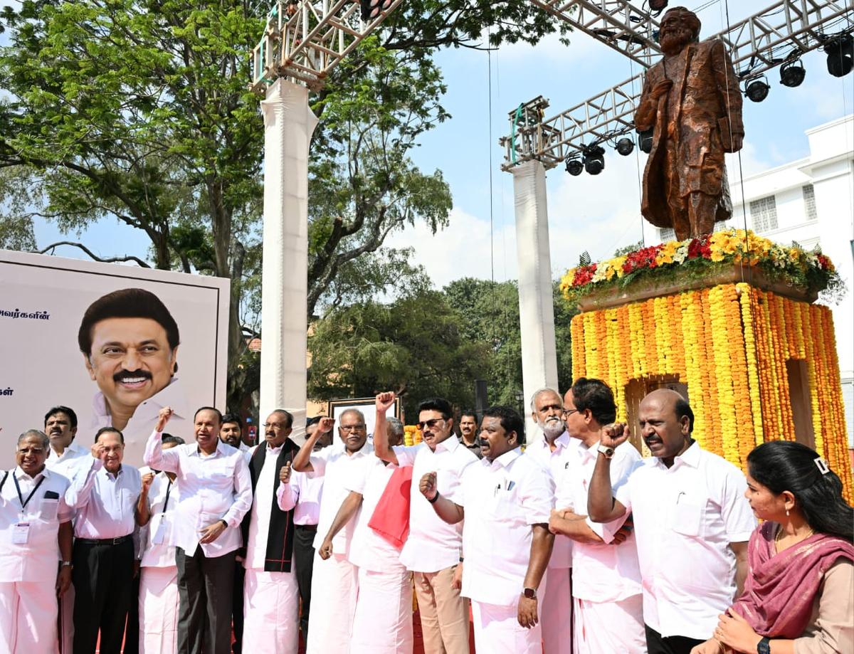 Primo Ministro e personalità eminenti all'inaugurazione della statua di Karl Marx