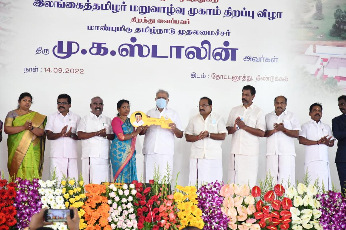 सहकारिता मंत्री आई. पेरियासामी ने 14 सितंबर, 2022 को डिंडीगुल जिले के थोट्टानूथू में नवनिर्मित श्रीलंकाई तमिल पुनर्वास शिविर में एक लाभार्थी को घर की चाबी सौंपी