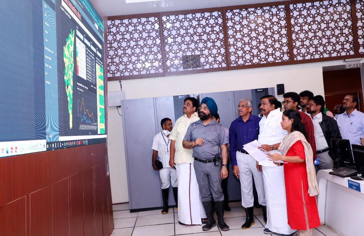 11 नवंबर, 2022 को रिपन बिल्डिंग कंट्रोल सेंटर में नगर प्रशासन मंत्री केएन नेहरू और ग्रेटर चेन्नई कॉर्पोरेशन कमिश्नर गगनदीप सिंह बेदी। फोटो क्रेडिट: विशेष व्यवस्था 11 नवंबर, 2022 को रिपन बिल्डिंग कंट्रोल सेंटर में नगर प्रशासन मंत्री केएन नेहरू और ग्रेटर चेन्नई कॉर्पोरेशन कमिश्नर गगनदीप सिंह बेदी। फोटो क्रेडिट: विशेष व्यवस्था