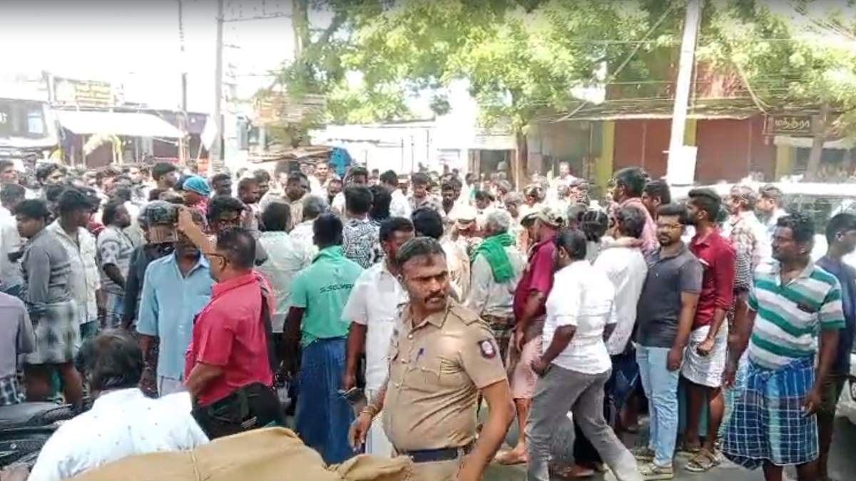Three women farm workers injured in sloth bear attack near Puliyangudi in T.N.; residents stage protest