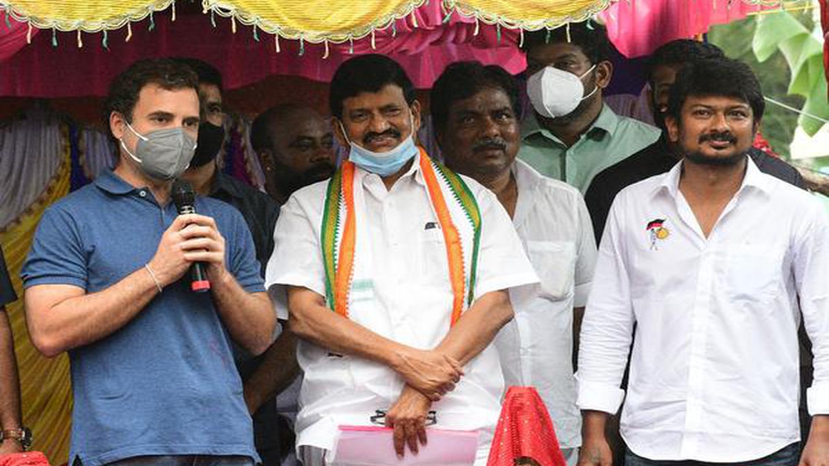 Rahul Gandhi hails Tamil tradition of jallikattu in Madurai