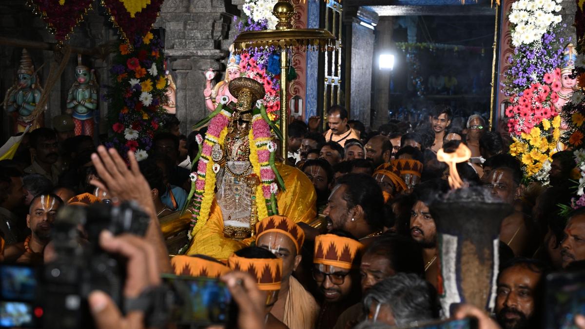 ‘Vaikunta Ekadasi’ draws huge turnout of devotees at Srirangam temple