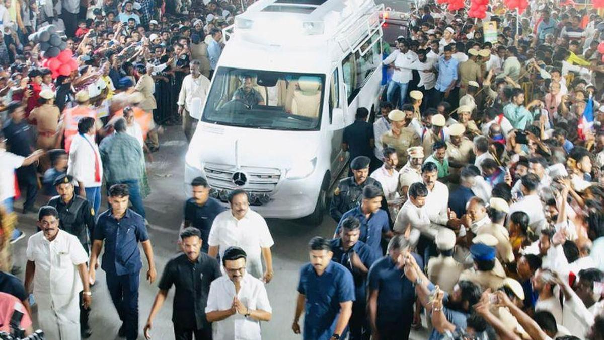 Surging crowd at CM Stalin’s roadshow chokes Bengaluru Highway in Ambur, Vaniyambadi