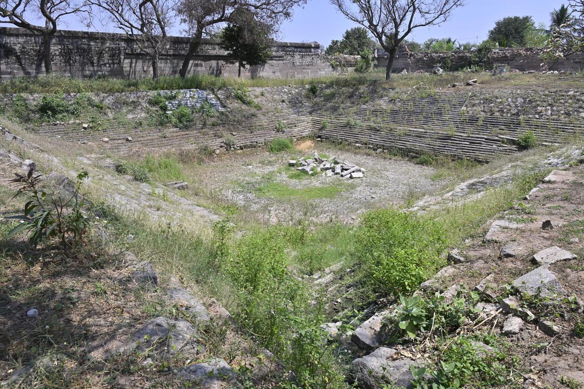 El estanque del Templo Marchado del Templo Jalanatheswarar en Thakkolam en el distrito de Ranipet de Tamil Nadu