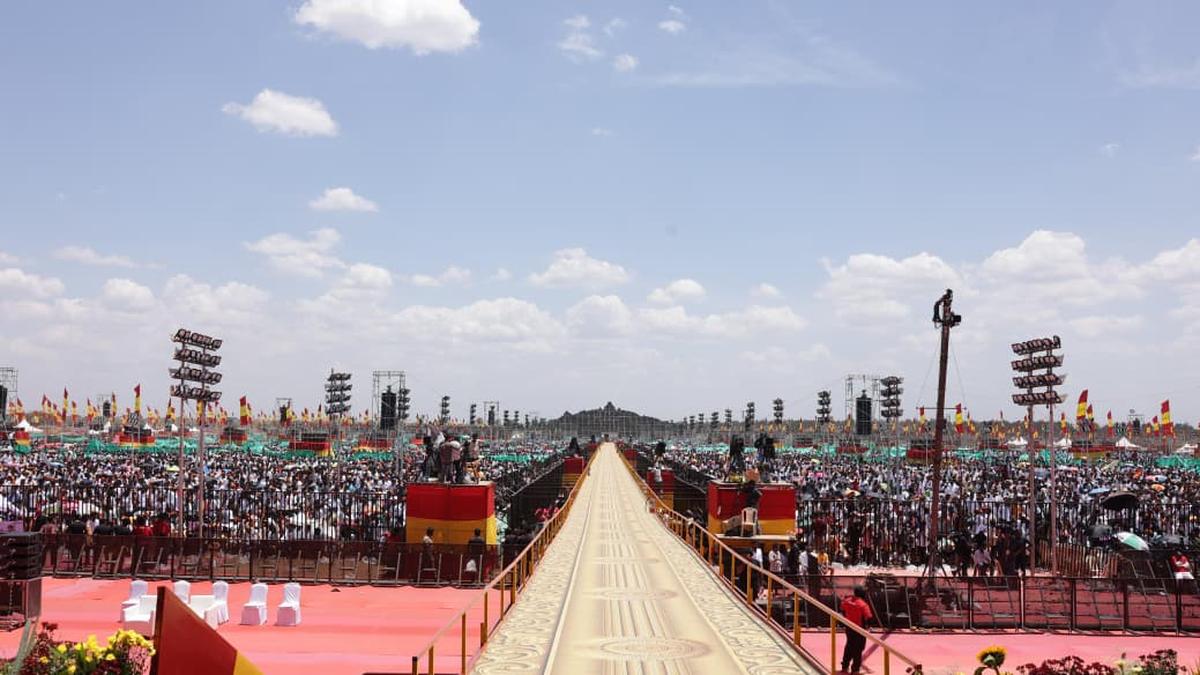 https://th-i.thgim.com/public/news/national/tamil-nadu/dkftmj/article69959675.ece/alternates/LANDSCAPE_1200/TVK%202.jpeg
