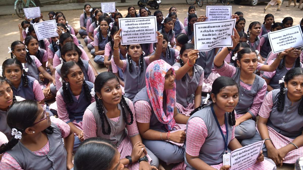 Salem government school headmistress transferred after students protest