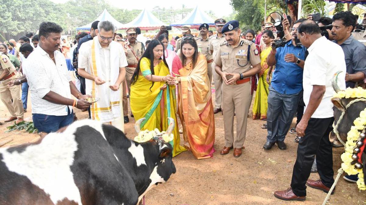 T.N. DGP, Chennai Police Commissioner participate in Pongal celebrations 