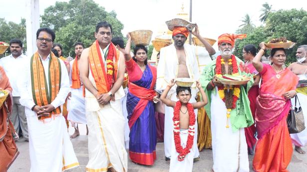 Kapaleeswarar temple sends vasthram to Srisailam deity