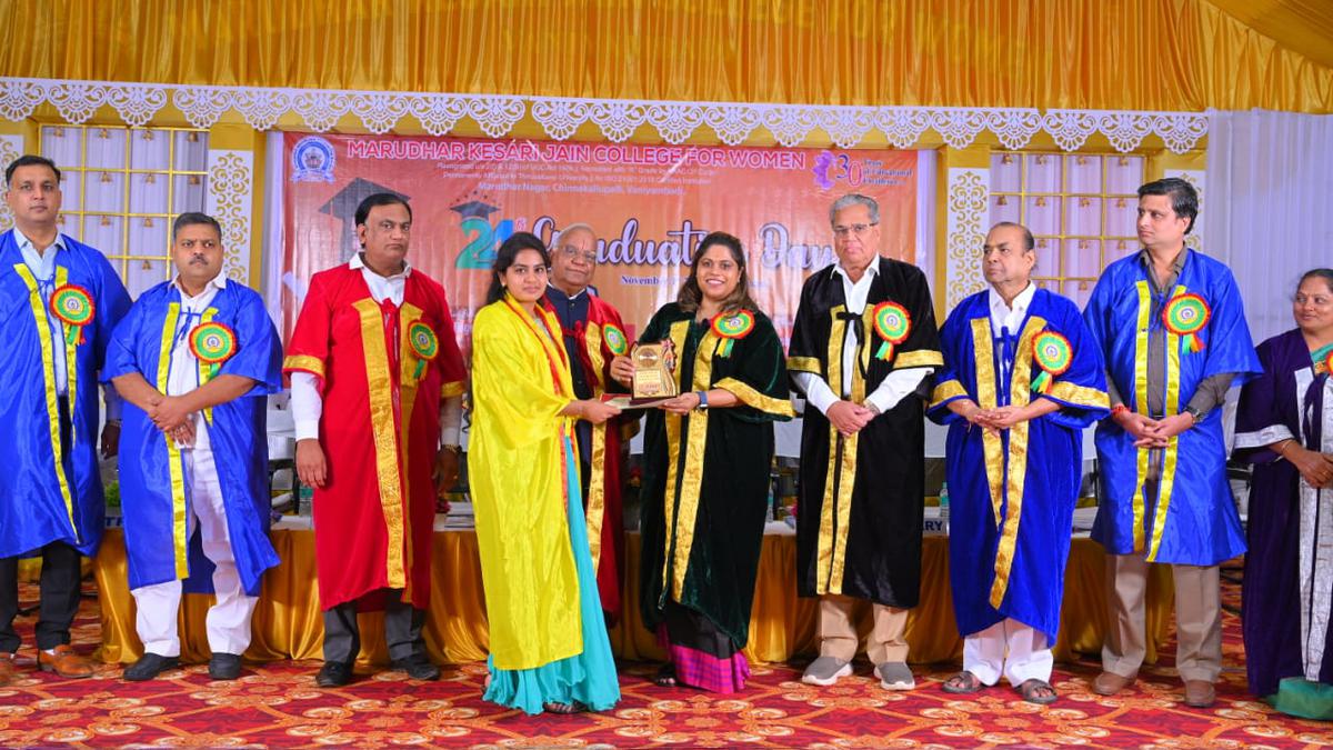 Arts college graduation day held in Vaniyambadi