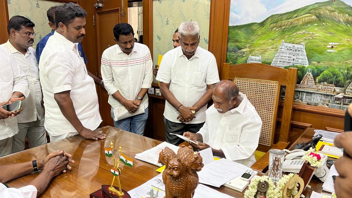 Traders protest seeking action against anti-social element for threatening Independent MLA in Puducherry