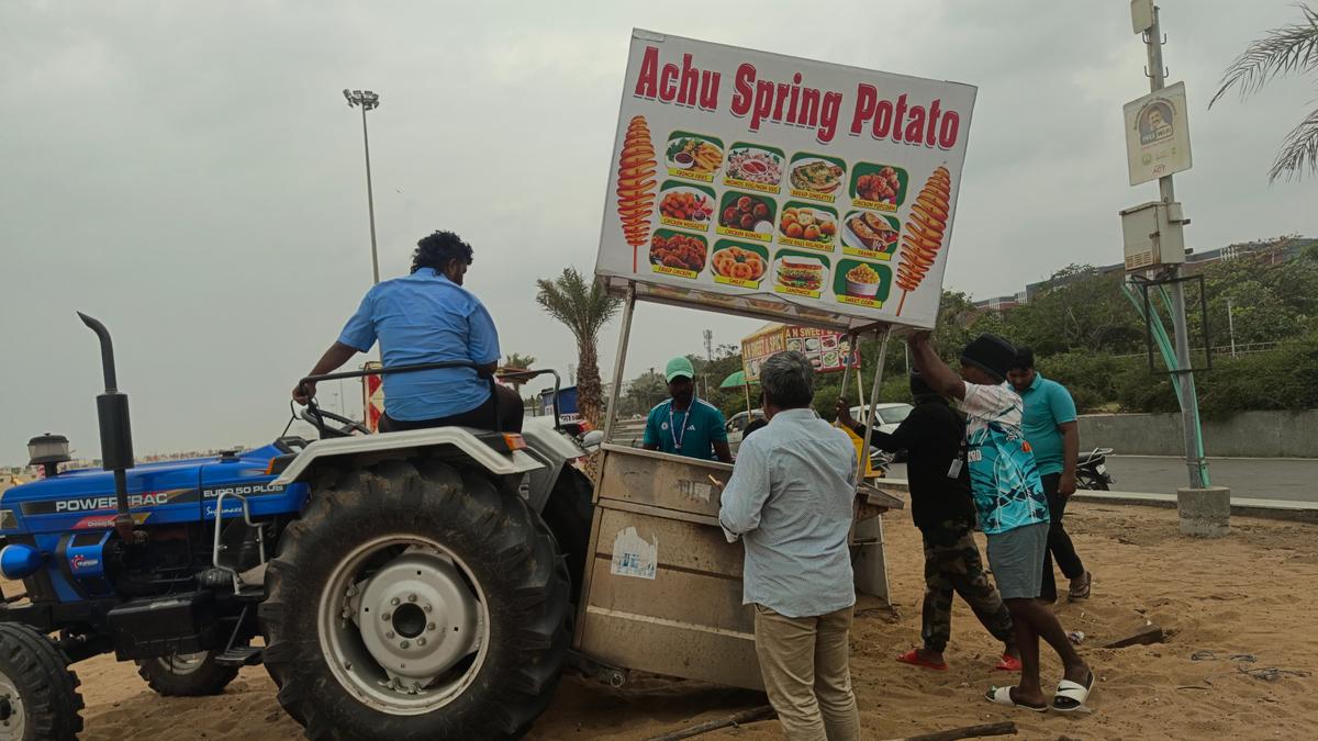 Corporation starts removing shops for second phase of Blue Flag area on Marina beach