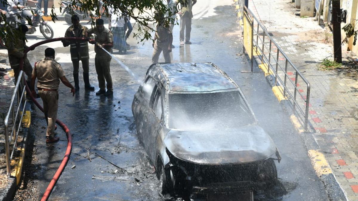 Car catches fire near Collectorate in Vellore