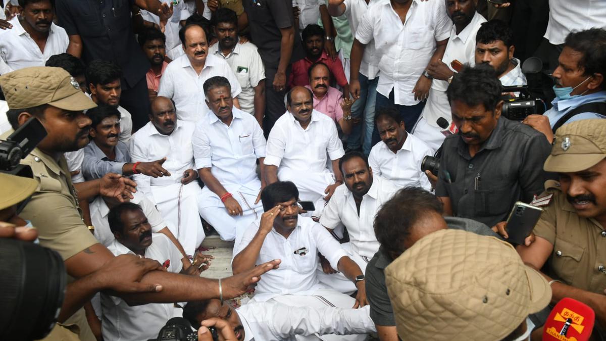 AIADMK factional feud | In a tit for tat, O. Panneerselvam ‘expels’ Edappadi Palaniswami