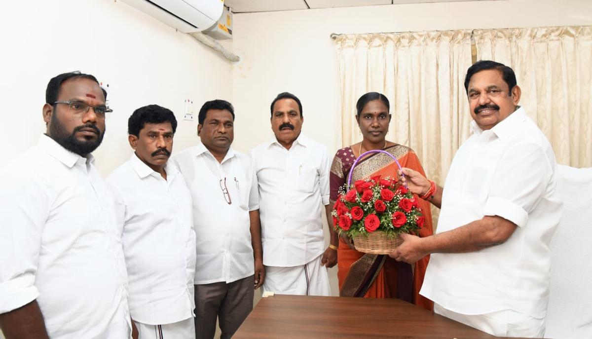 Kaliammal está sendo recebido pelo secretário geral da AIADMK, Edappadi K. Palaniswami, em Chennai, em 13 de março de 2026