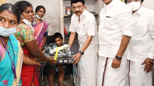 Chief Minister meets teen at home near Tiruvannamalai