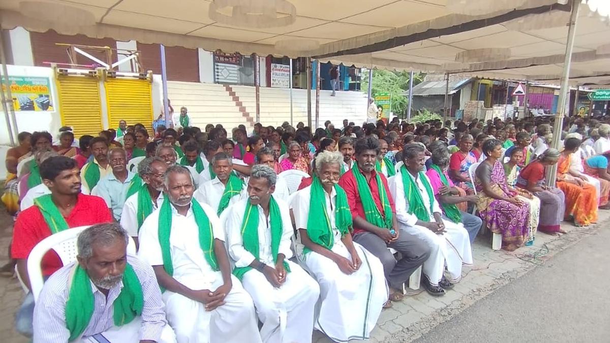 Residents, sugarcane growers stage demonstration in favour of SIPCOT expansion in Cheyyar