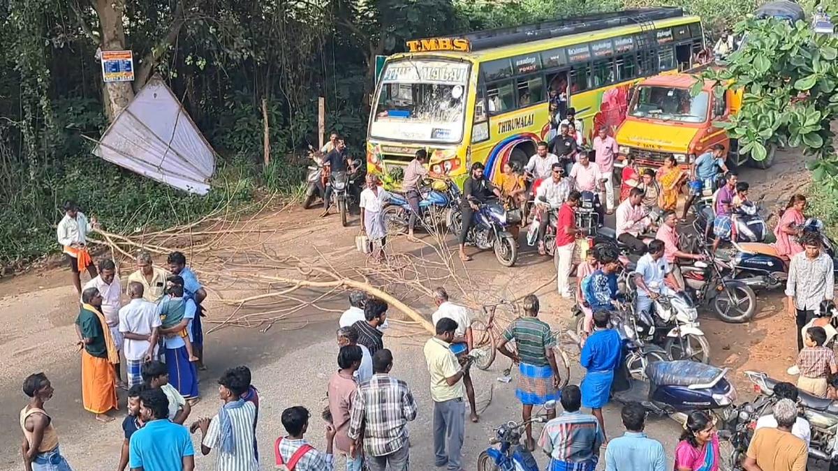Sellipet residents staging a road roko demanding restoration of drinking water supply in Puducherry. Sellipet residents staging a road roko demanding restoration of drinking water supply in Puducherry.