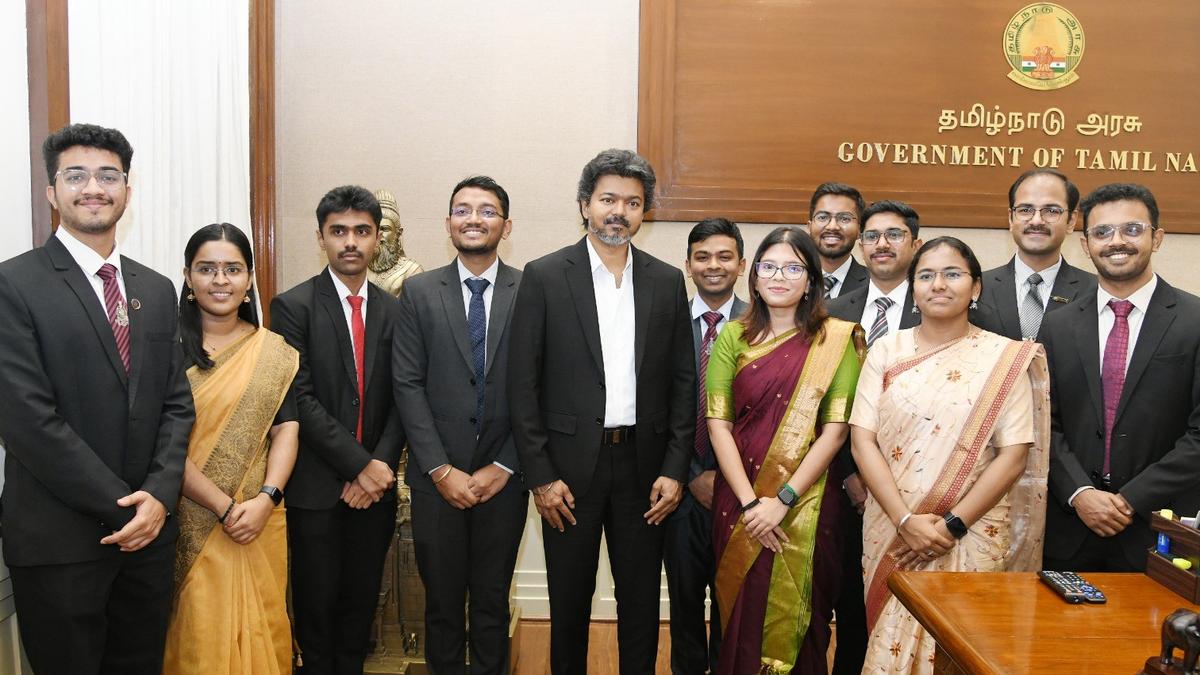 Trainee IAS officers of Tamil Nadu cadre call on CM Vijay