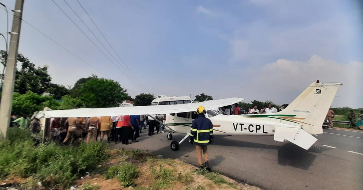 एकल इंजन वाला निजी विमान जिसने 13 नवंबर, 2025 को पुदुकोट्टई जिले में आपातकालीन लैंडिंग की एकल इंजन वाला निजी विमान जिसने 13 नवंबर, 2025 को पुदुकोट्टई जिले में आपातकालीन लैंडिंग की