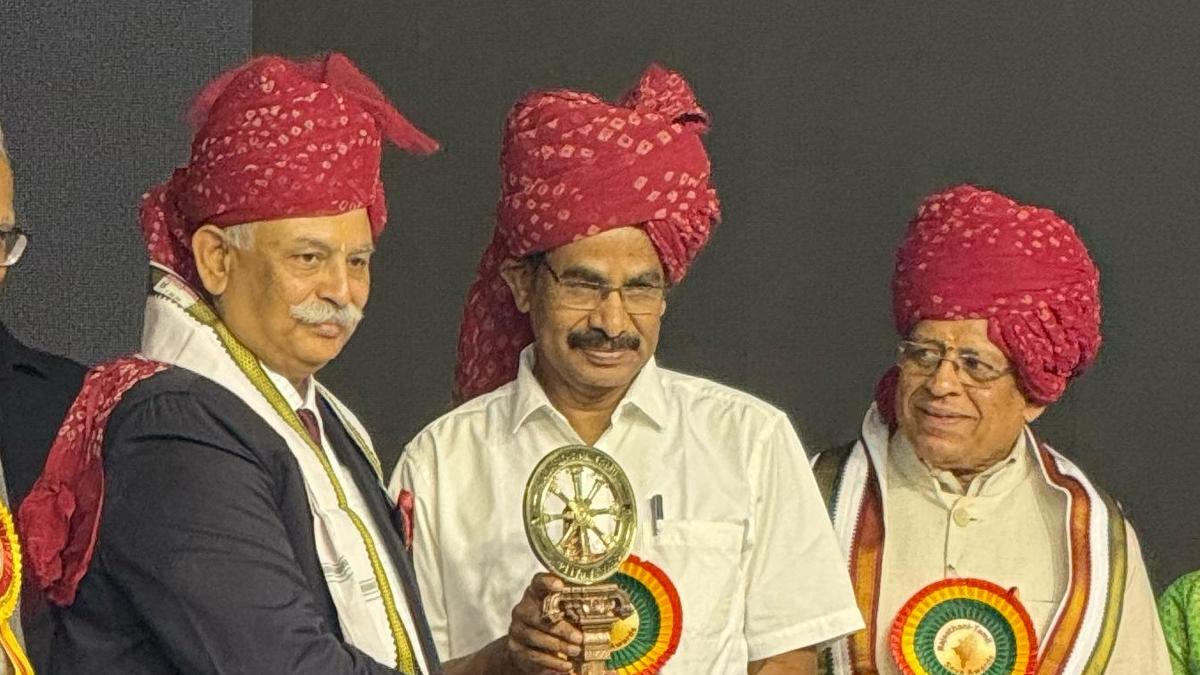 Former Chief Secretary V. Irai Anbu gets Rajasthani-Tamil Seva Award for public service