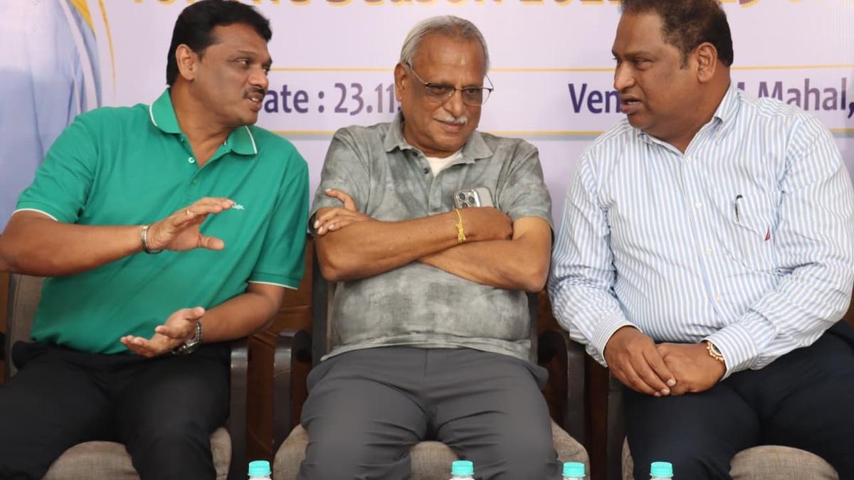 Cricket teams honoured in Vellore