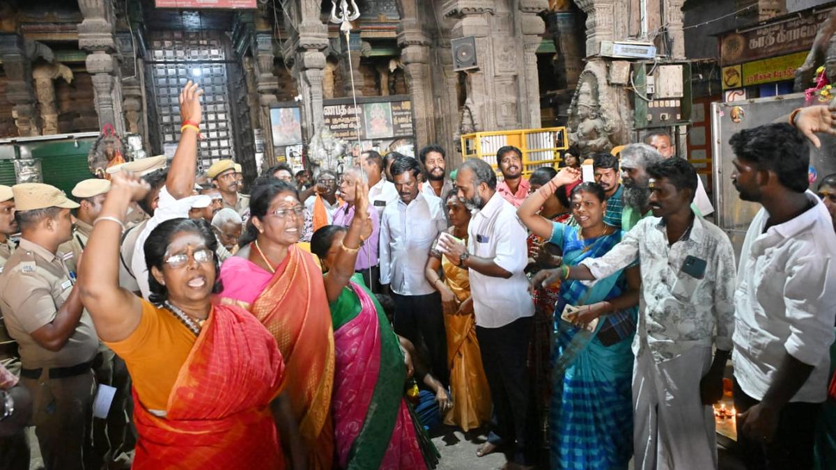 Thiruparankundram row: Members of Hindu outfits break police cordon, enter temple