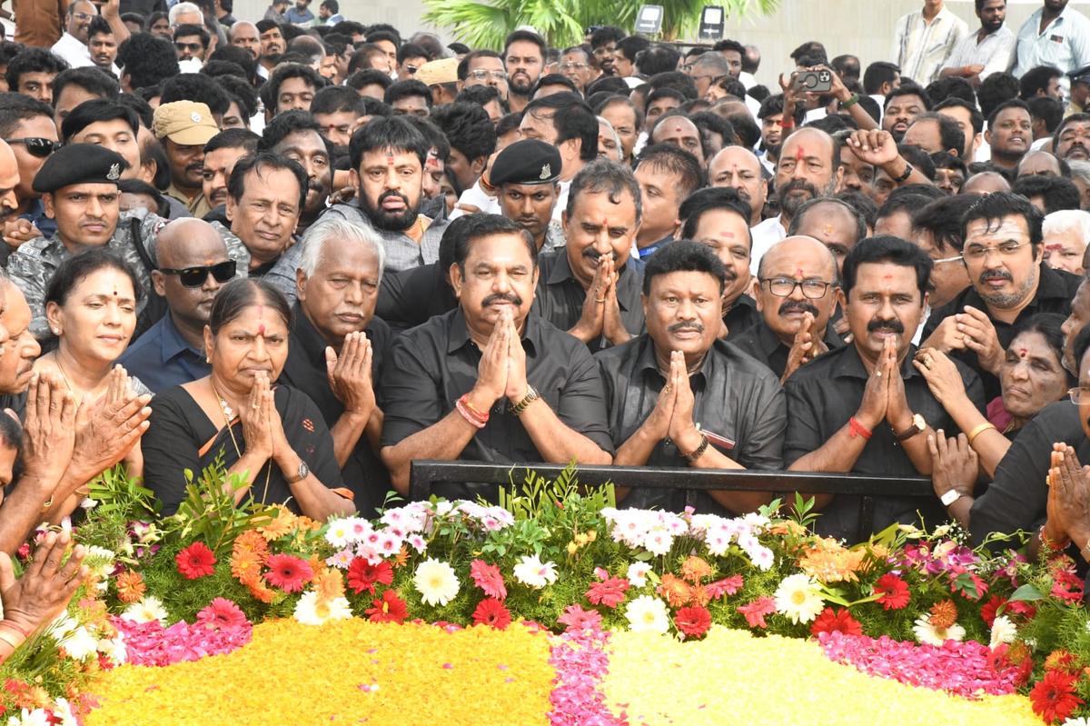 O secretário geral da AIADMK, Edappadi K. Palaniswami, prestando homenagem a Jayalalithaa em seu 9º aniversário de morte, em seu mausoléu na Marina na sexta-feira