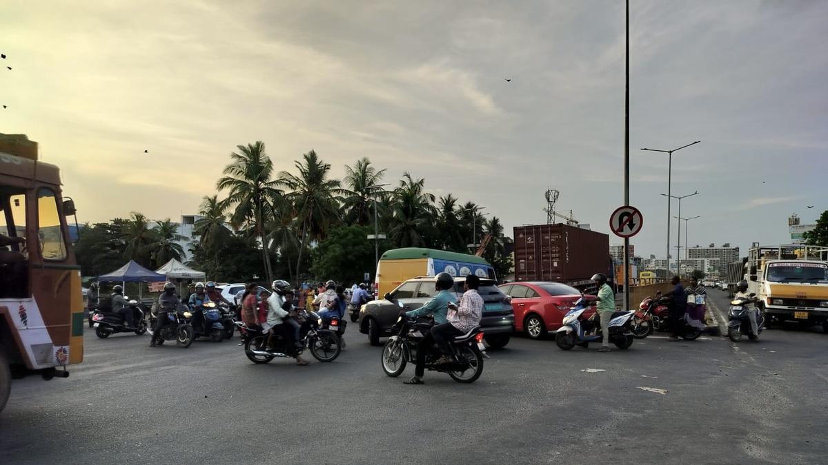 Motorists want the NHAI to remove barricades near Vanagaram toll plaza