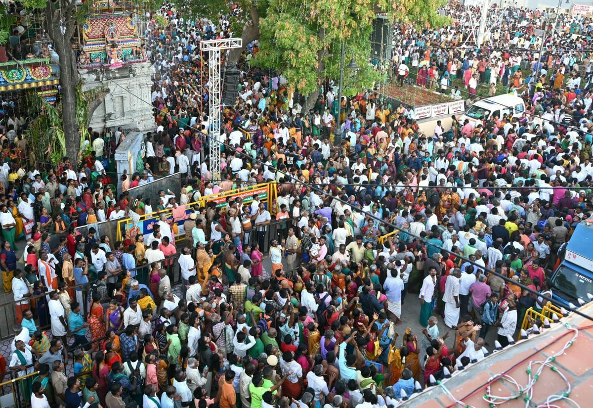 Thousands of devotees witness the consecration ceremony
