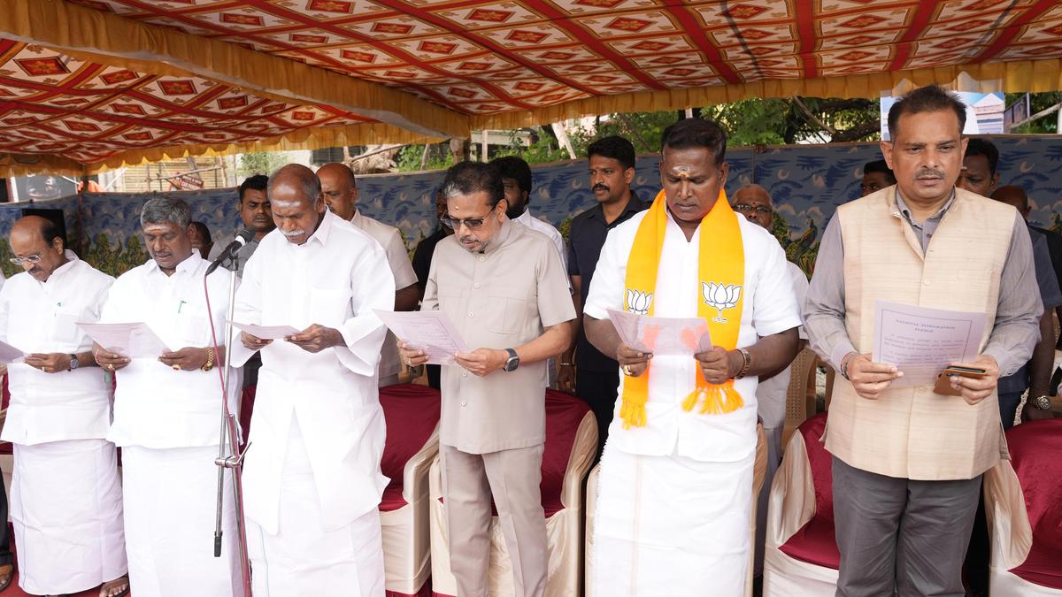 Puducherry L-G, Chief Minister pay floral tributes to former Prime Minister Indira Gandhi