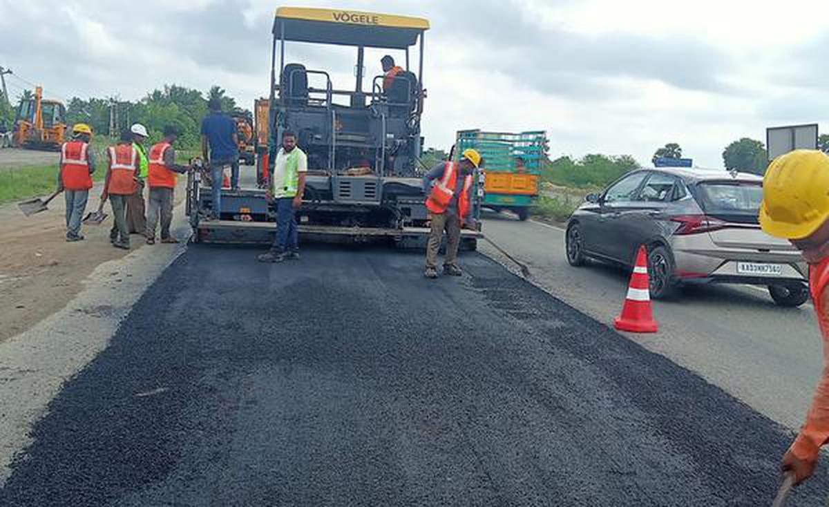 Chennai-Bengaluru highway awaits gravel - The Hindu