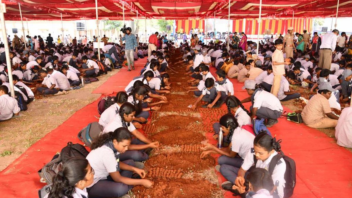 Under SIRPI programme, 5000 school students make 5 lakh seed balls for planting