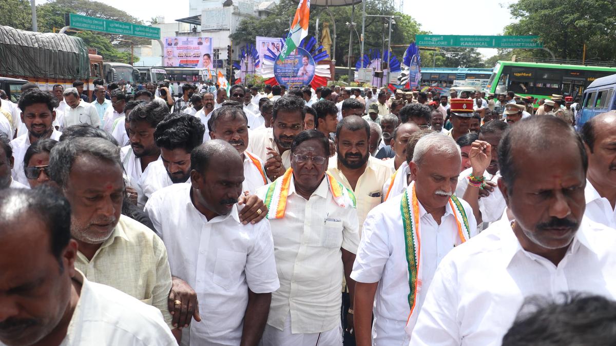 Police officers, party cadre injured in stone pelting by BJP, Congress workers in Puducherry